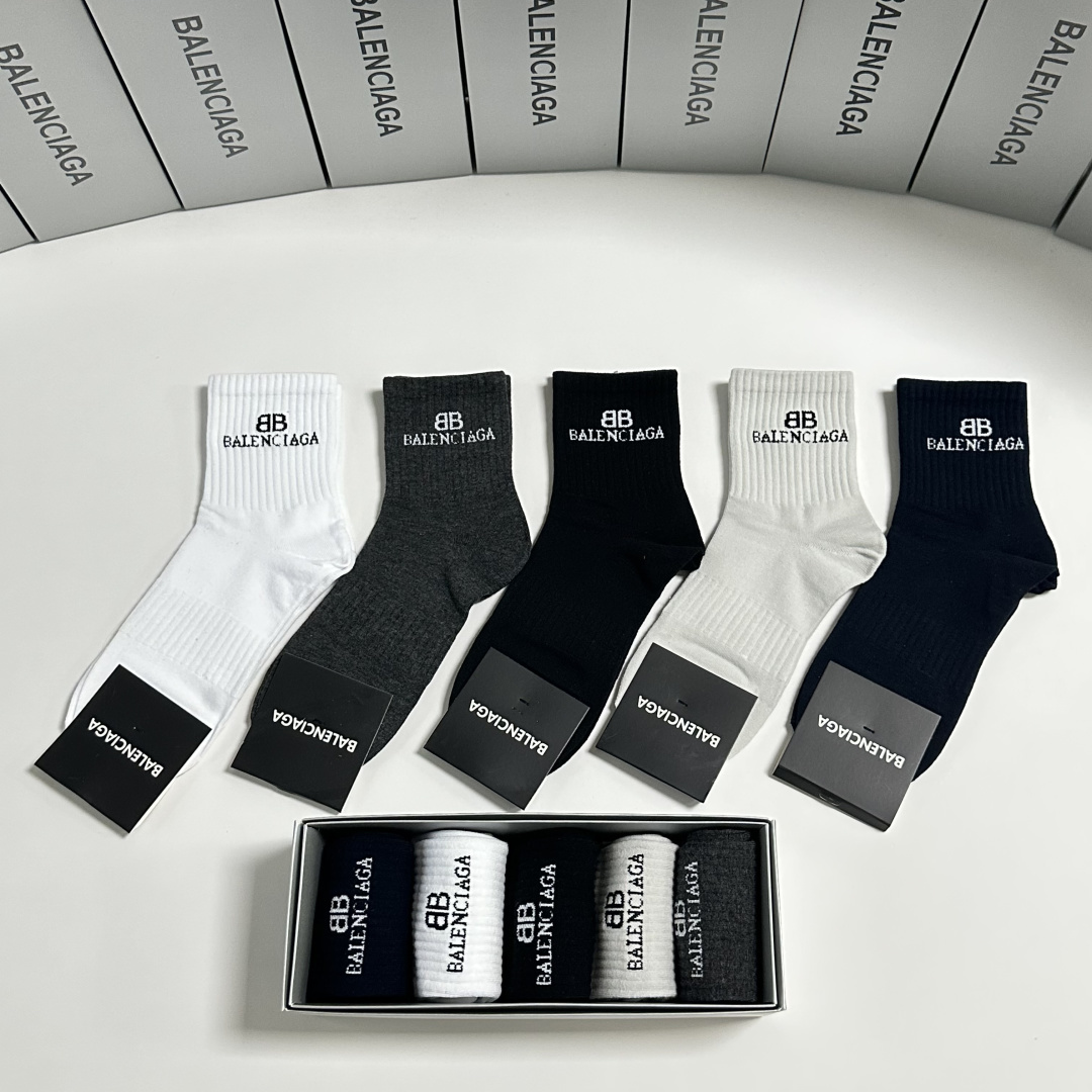 💛配专柜包装 Balenciaga（巴黎世家）新款中长款堆堆袜袜子！一盒五双，专柜同步筒袜袜子，💛大牌出街，潮人必备。超