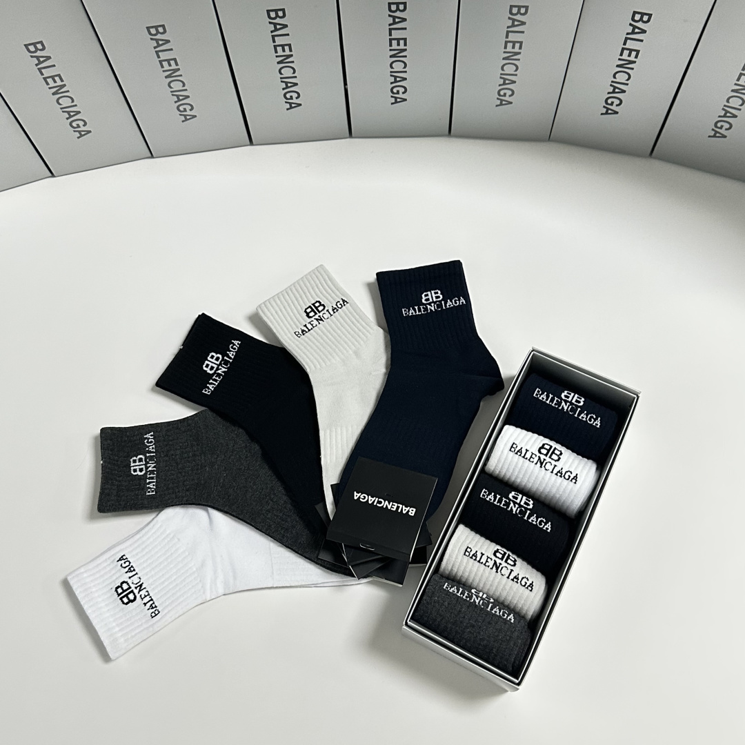 💛配专柜包装 Balenciaga（巴黎世家）新款中长款堆堆袜袜子！一盒五双，专柜同步筒袜袜子，💛大牌出街，潮人必备。超