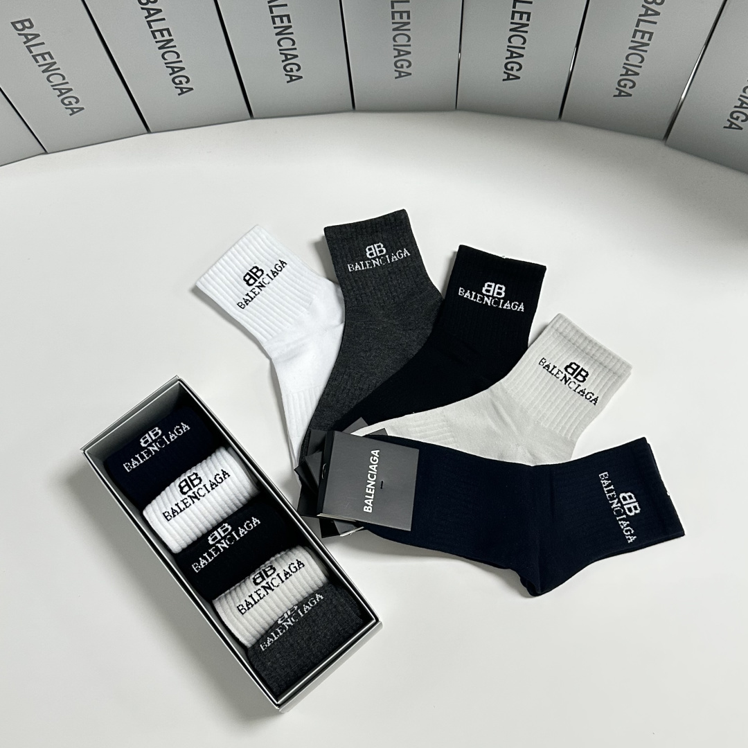 💛配专柜包装 Balenciaga（巴黎世家）新款中长款堆堆袜袜子！一盒五双，专柜同步筒袜袜子，💛大牌出街，潮人必备。超