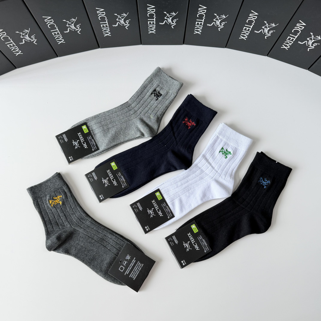 💛配专柜包装 Arcteryx （始祖鸟） 新款刺绣中长款堆堆袜袜子！一盒五双，专柜同步筒袜袜子，💛大牌出街，潮人必备。
