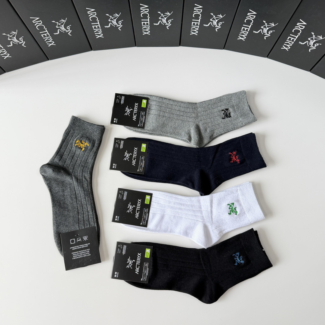 💛配专柜包装 Arcteryx （始祖鸟） 新款刺绣中长款堆堆袜袜子！一盒五双，专柜同步筒袜袜子，💛大牌出街，潮人必备。
