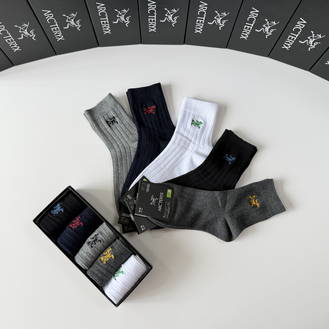 💛配专柜包装 Arcteryx （始祖鸟） 新款刺绣中长款堆堆袜袜子！一盒五双，专柜同步筒袜袜子，💛大牌出街，潮人必备。