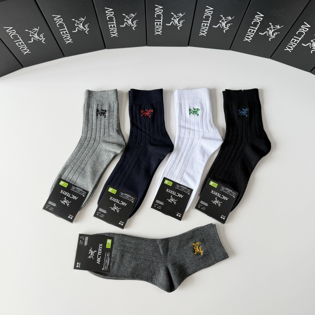 💛配专柜包装 Arcteryx （始祖鸟） 新款刺绣中长款堆堆袜袜子！一盒五双，专柜同步筒袜袜子，💛大牌出街，潮人必备。