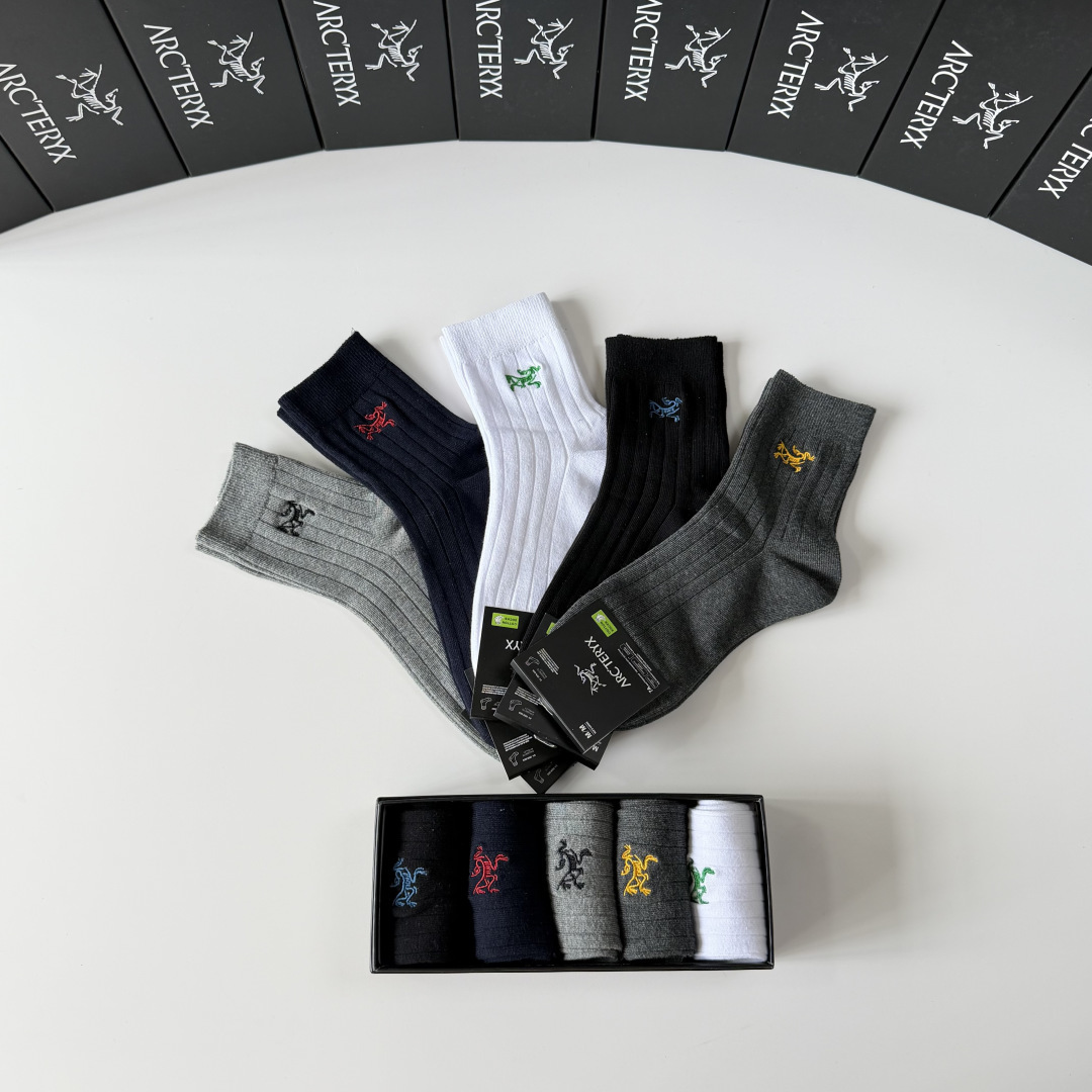 💛配专柜包装 Arcteryx （始祖鸟） 新款刺绣中长款堆堆袜袜子！一盒五双，专柜同步筒袜袜子，💛大牌出街，潮人必备。