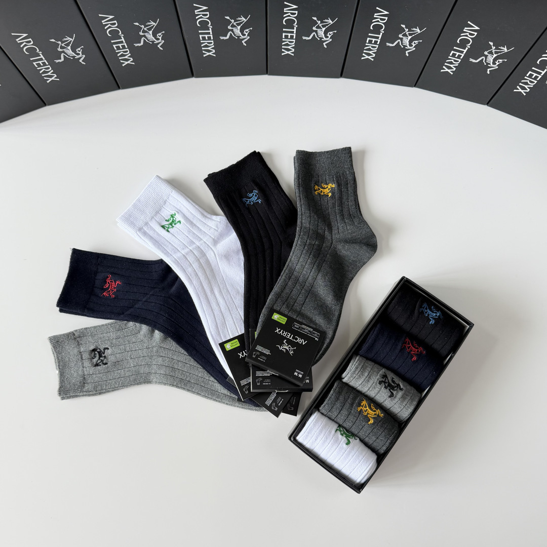 💛配专柜包装 Arcteryx （始祖鸟） 新款刺绣中长款堆堆袜袜子！一盒五双，专柜同步筒袜袜子，💛大牌出街，潮人必备。
