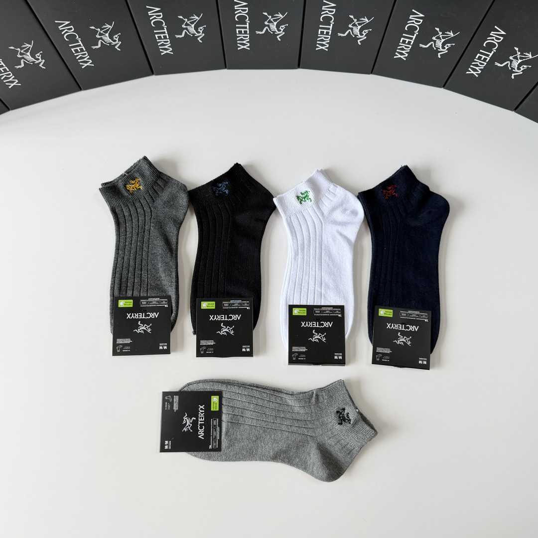 💛配专柜包装 Arcteryx （始祖鸟） 新款刺绣中短款堆堆袜袜子！一盒五双，专柜同步筒袜袜子，💛大牌出街，潮人必备。