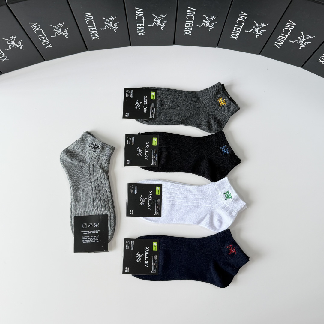 💛配专柜包装 Arcteryx （始祖鸟） 新款刺绣中短款堆堆袜袜子！一盒五双，专柜同步筒袜袜子，💛大牌出街，潮人必备。