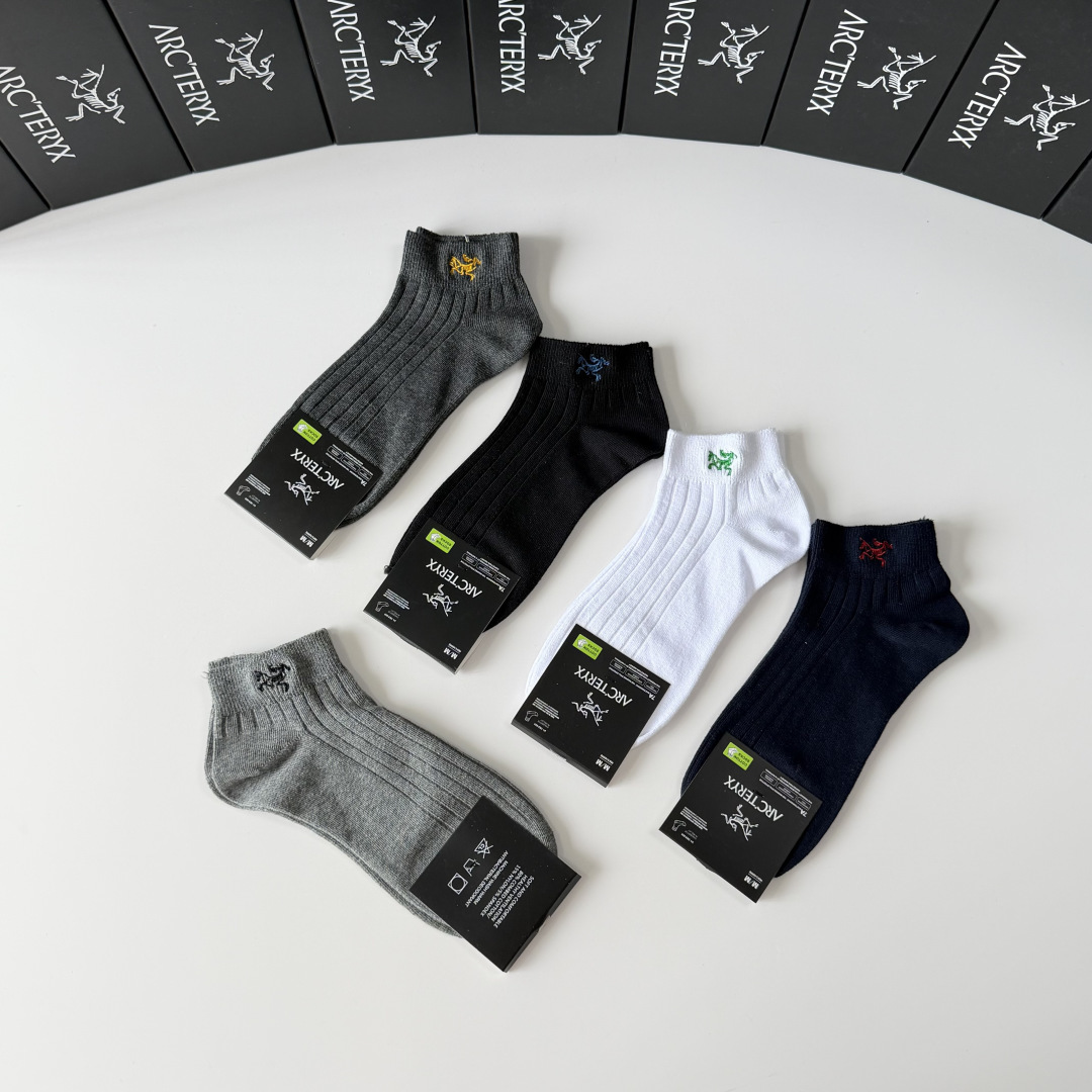 💛配专柜包装 Arcteryx （始祖鸟） 新款刺绣中短款堆堆袜袜子！一盒五双，专柜同步筒袜袜子，💛大牌出街，潮人必备。