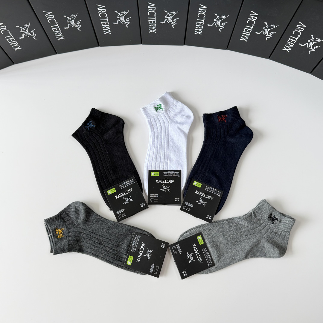 💛配专柜包装 Arcteryx （始祖鸟） 新款刺绣中短款堆堆袜袜子！一盒五双，专柜同步筒袜袜子，💛大牌出街，潮人必备。