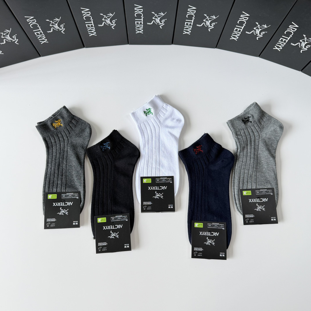 💛配专柜包装 Arcteryx （始祖鸟） 新款刺绣中短款堆堆袜袜子！一盒五双，专柜同步筒袜袜子，💛大牌出街，潮人必备。