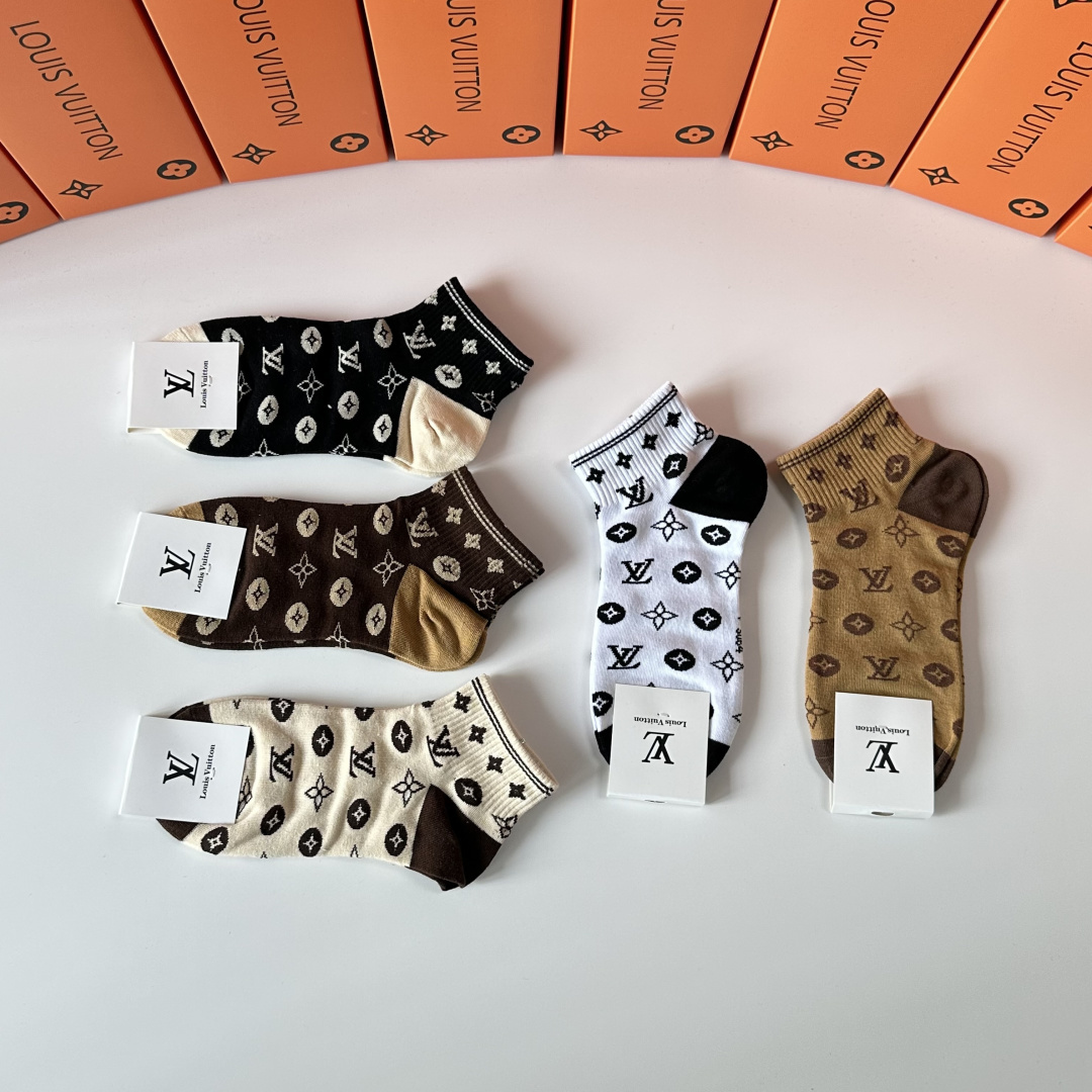 💛配包装 LV（路易威登）新款经典中短款堆堆袜袜子！一盒五双， 专柜同步筒袜袜子，💛大牌出街，潮人必备。超好搭。