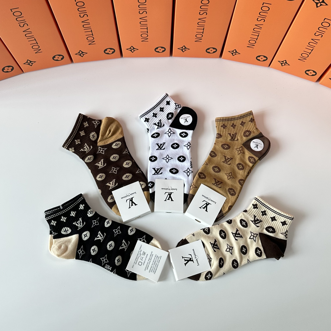 💛配包装 LV（路易威登）新款经典中短款堆堆袜袜子！一盒五双， 专柜同步筒袜袜子，💛大牌出街，潮人必备。超好搭。