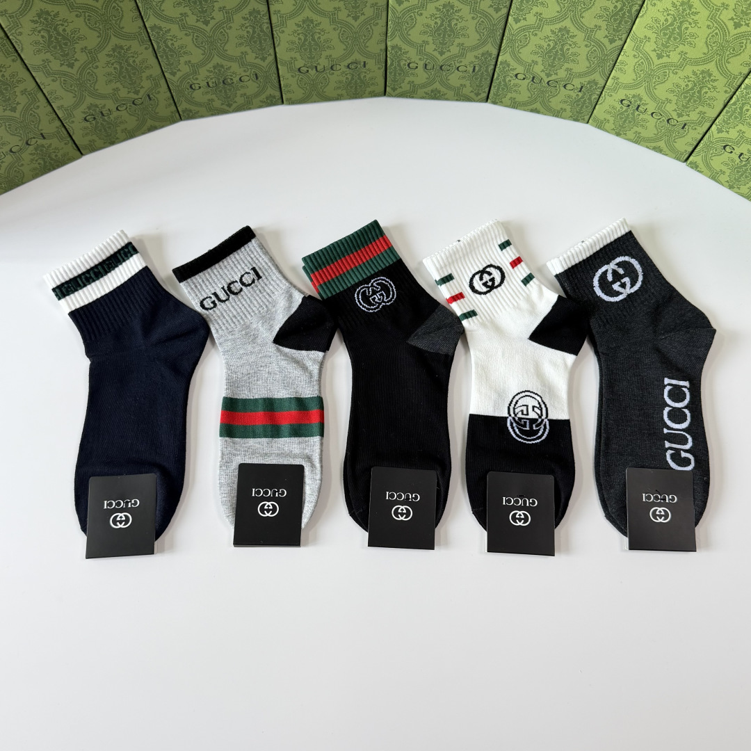💛配包装 Gucci（古驰）新款经典中长款堆堆袜袜子！一盒五双， 专柜同步筒袜袜子，💛大牌出街，潮人必备。超好搭。