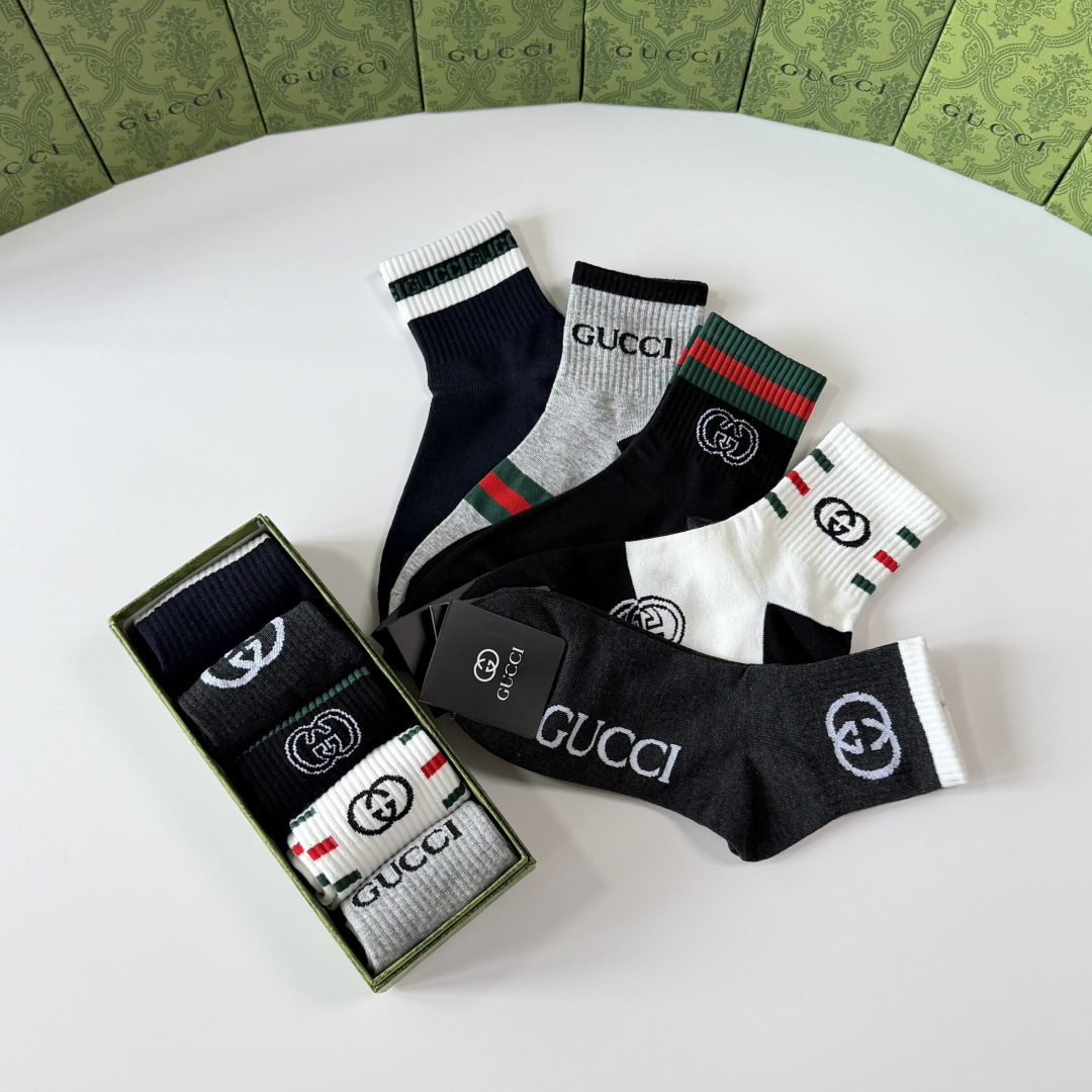 💛配包装 Gucci（古驰）新款经典中长款堆堆袜袜子！一盒五双， 专柜同步筒袜袜子，💛大牌出街，潮人必备。超好搭。