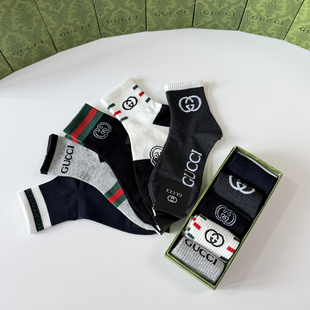 💛配包装 Gucci（古驰）新款经典中长款堆堆袜袜子！一盒五双， 专柜同步筒袜袜子，💛大牌出街，潮人必备。超好搭。