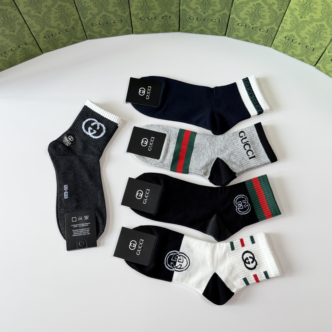 💛配包装 Gucci（古驰）新款经典中长款堆堆袜袜子！一盒五双， 专柜同步筒袜袜子，💛大牌出街，潮人必备。超好搭。