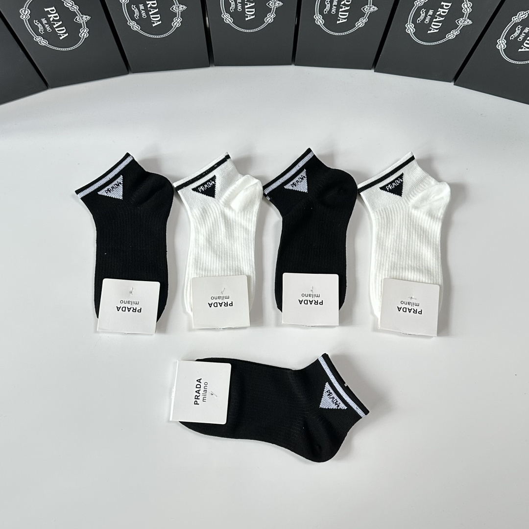 💛配专柜包装 Prada（普拉达）新款中短筒袜堆堆袜袜子！一盒五双，专柜同步筒袜袜子，💛大牌出街，潮人必备。超好搭