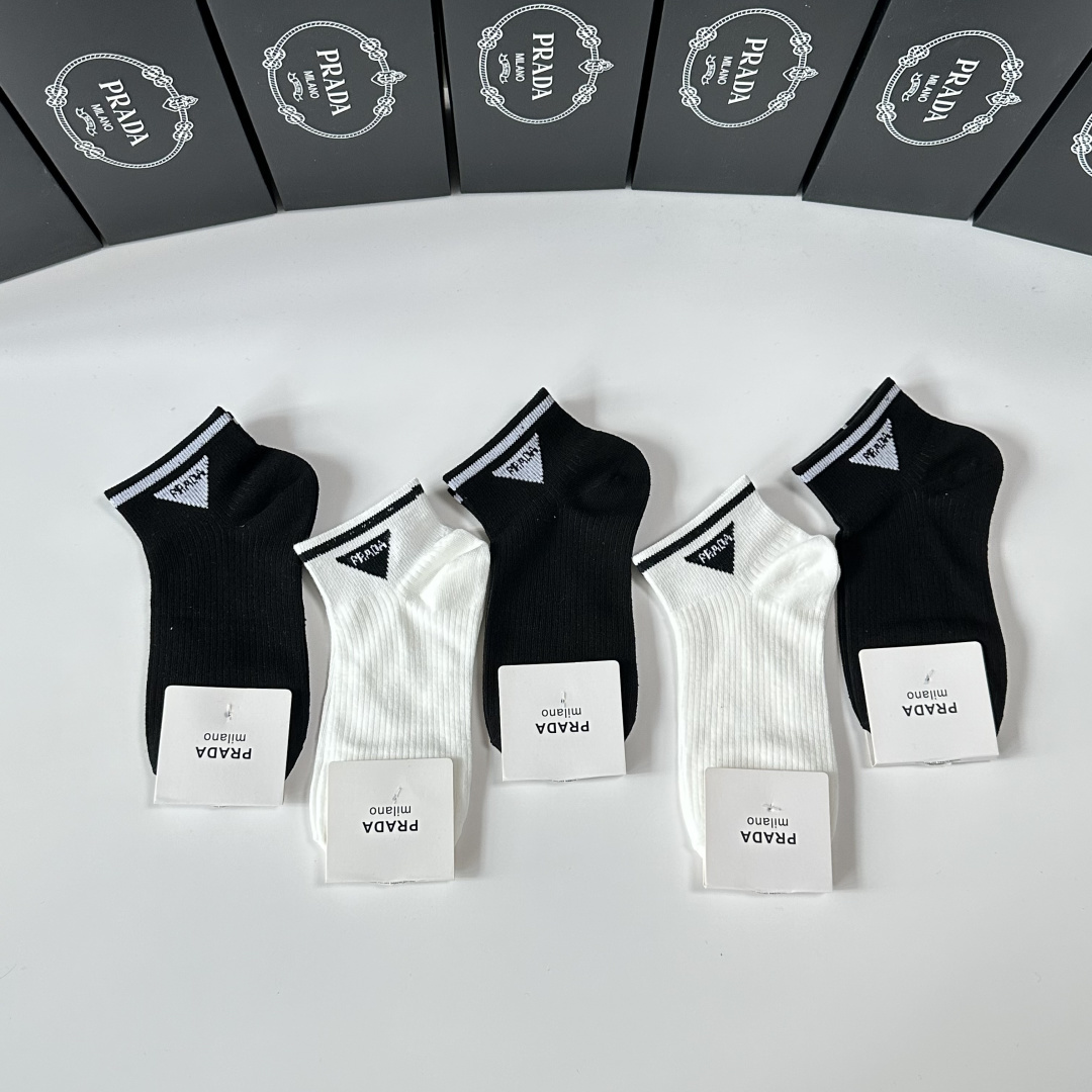 💛配专柜包装 Prada（普拉达）新款中短筒袜堆堆袜袜子！一盒五双，专柜同步筒袜袜子，💛大牌出街，潮人必备。超好搭