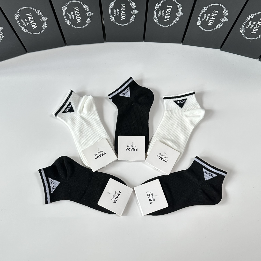 💛配专柜包装 Prada（普拉达）新款中短筒袜堆堆袜袜子！一盒五双，专柜同步筒袜袜子，💛大牌出街，潮人必备。超好搭