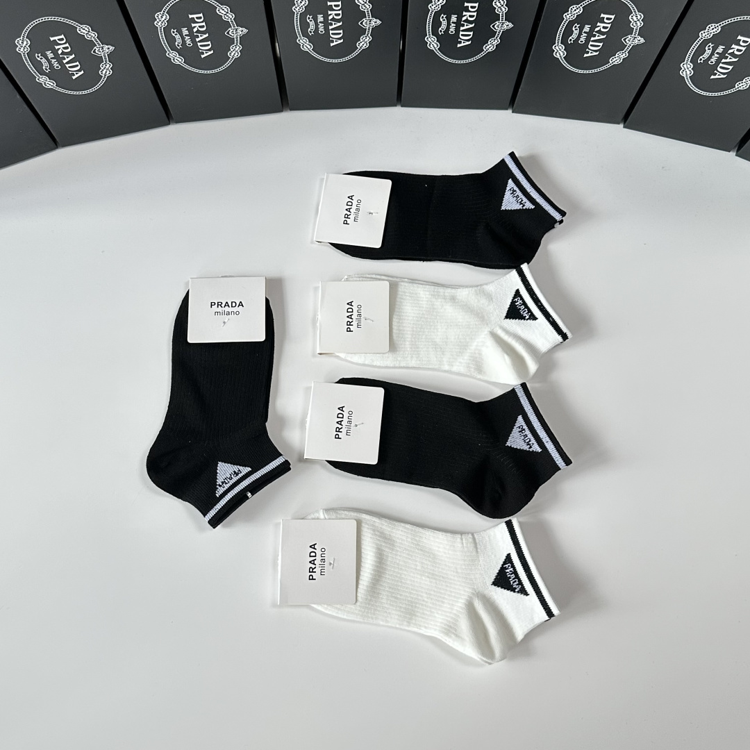 💛配专柜包装 Prada（普拉达）新款中短筒袜堆堆袜袜子！一盒五双，专柜同步筒袜袜子，💛大牌出街，潮人必备。超好搭