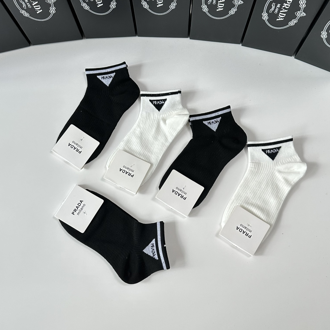 💛配专柜包装 Prada（普拉达）新款中短筒袜堆堆袜袜子！一盒五双，专柜同步筒袜袜子，💛大牌出街，潮人必备。超好搭
