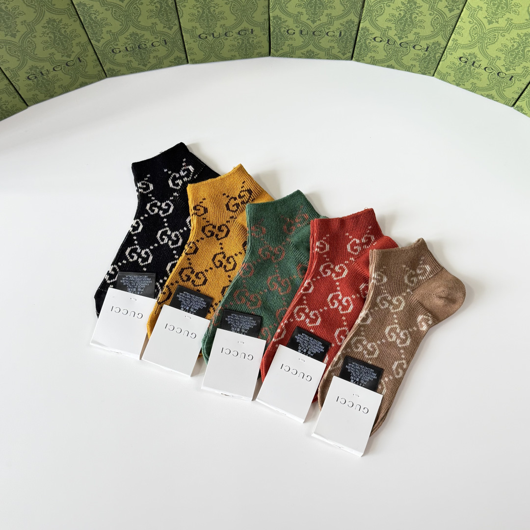 💛配包装 Gucci（古驰）新款经典双针中短款堆堆袜袜子！一盒五双， 专柜同步筒袜袜子，💛大牌出街，潮人必备。超好搭。