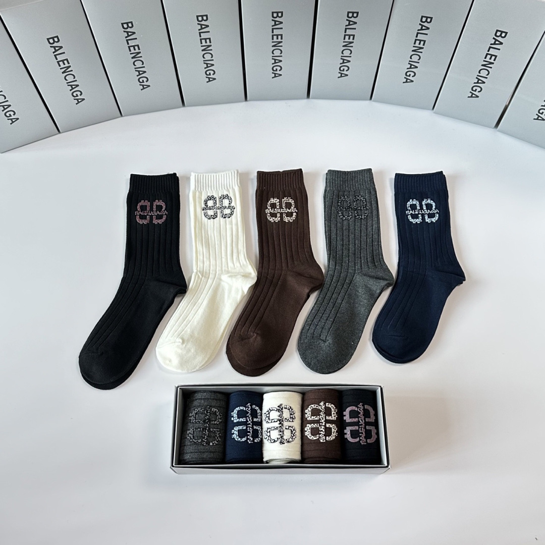 💛配包装 Balenciaga （巴黎世家）新款烫印经典中长筒袜堆堆袜袜子！一盒五双， 专柜同步筒袜袜子，💛大牌出街，潮