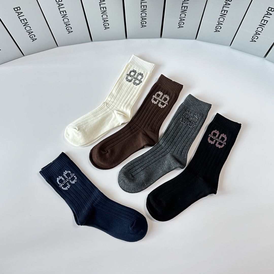 💛配包装 Balenciaga （巴黎世家）新款烫印经典中长筒袜堆堆袜袜子！一盒五双， 专柜同步筒袜袜子，💛大牌出街，潮