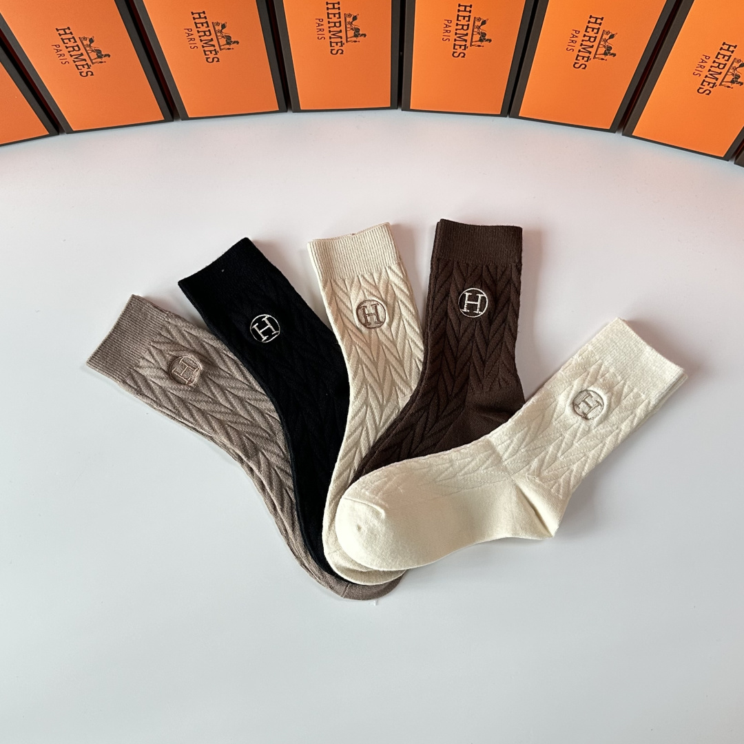 💛配专柜包装 Hermes （爱马仕）新款羊绒刺绣中长筒袜堆堆袜袜子！一盒五双，专柜同步筒袜袜子，💛大牌出街，潮人必备。