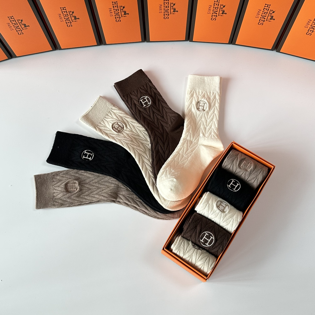 💛配专柜包装 Hermes （爱马仕）新款羊绒刺绣中长筒袜堆堆袜袜子！一盒五双，专柜同步筒袜袜子，💛大牌出街，潮人必备。