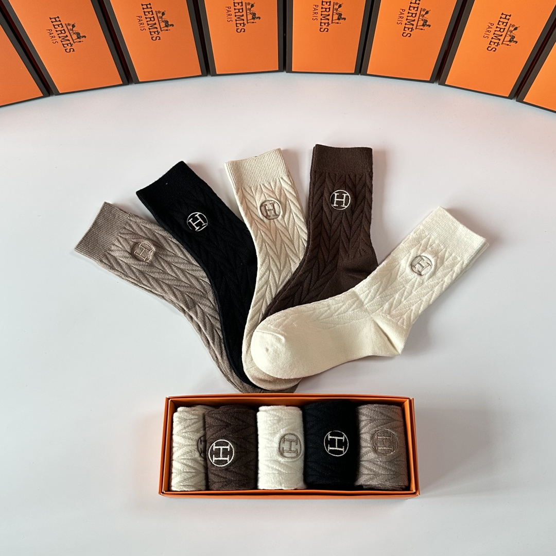 💛配专柜包装 Hermes （爱马仕）新款羊绒刺绣中长筒袜堆堆袜袜子！一盒五双，专柜同步筒袜袜子，💛大牌出街，潮人必备。