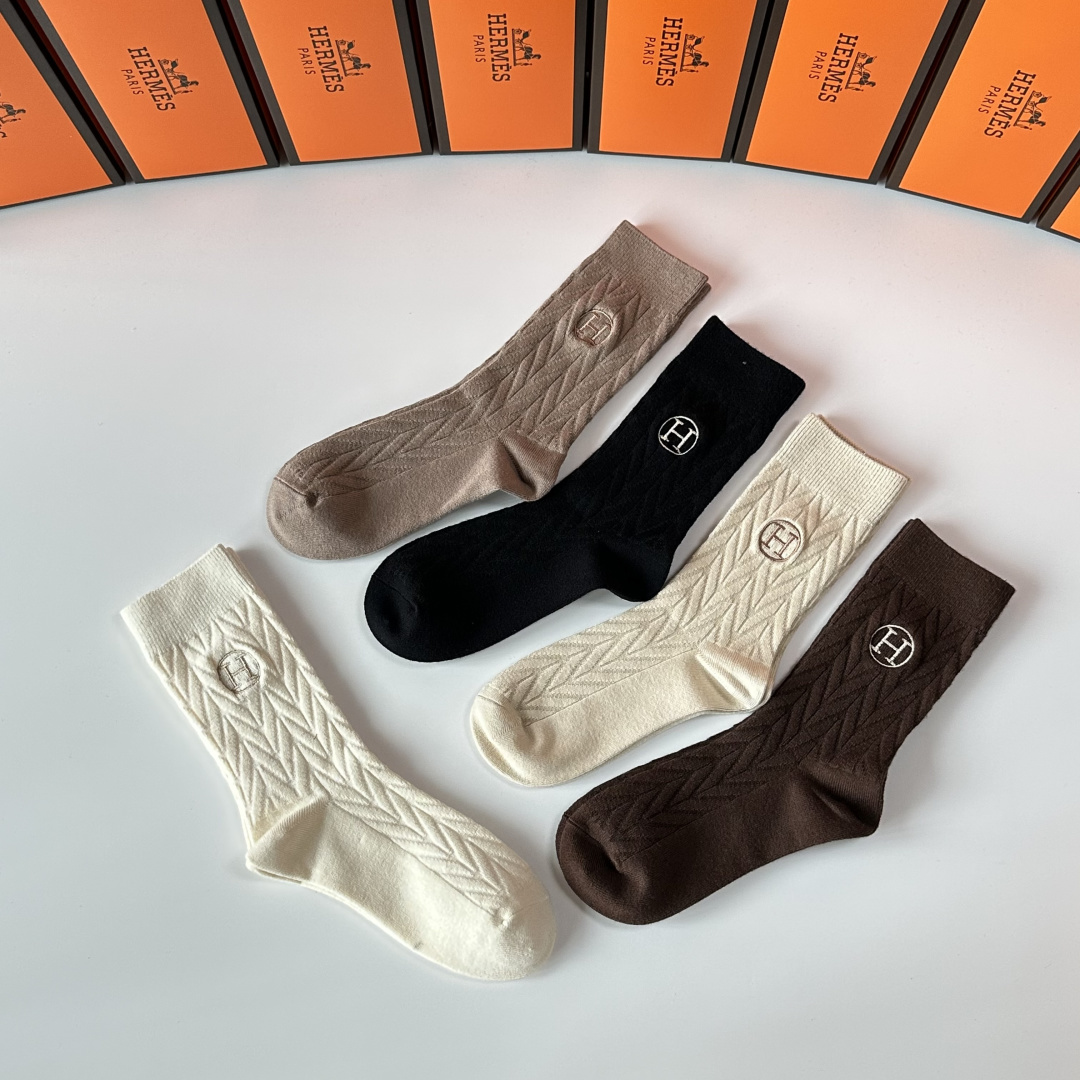 💛配专柜包装 Hermes （爱马仕）新款羊绒刺绣中长筒袜堆堆袜袜子！一盒五双，专柜同步筒袜袜子，💛大牌出街，潮人必备。