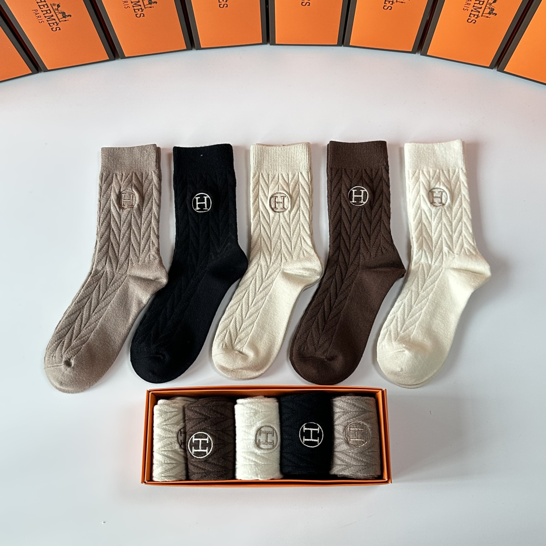 💛配专柜包装 Hermes （爱马仕）新款羊绒刺绣中长筒袜堆堆袜袜子！一盒五双，专柜同步筒袜袜子，💛大牌出街，潮人必备。