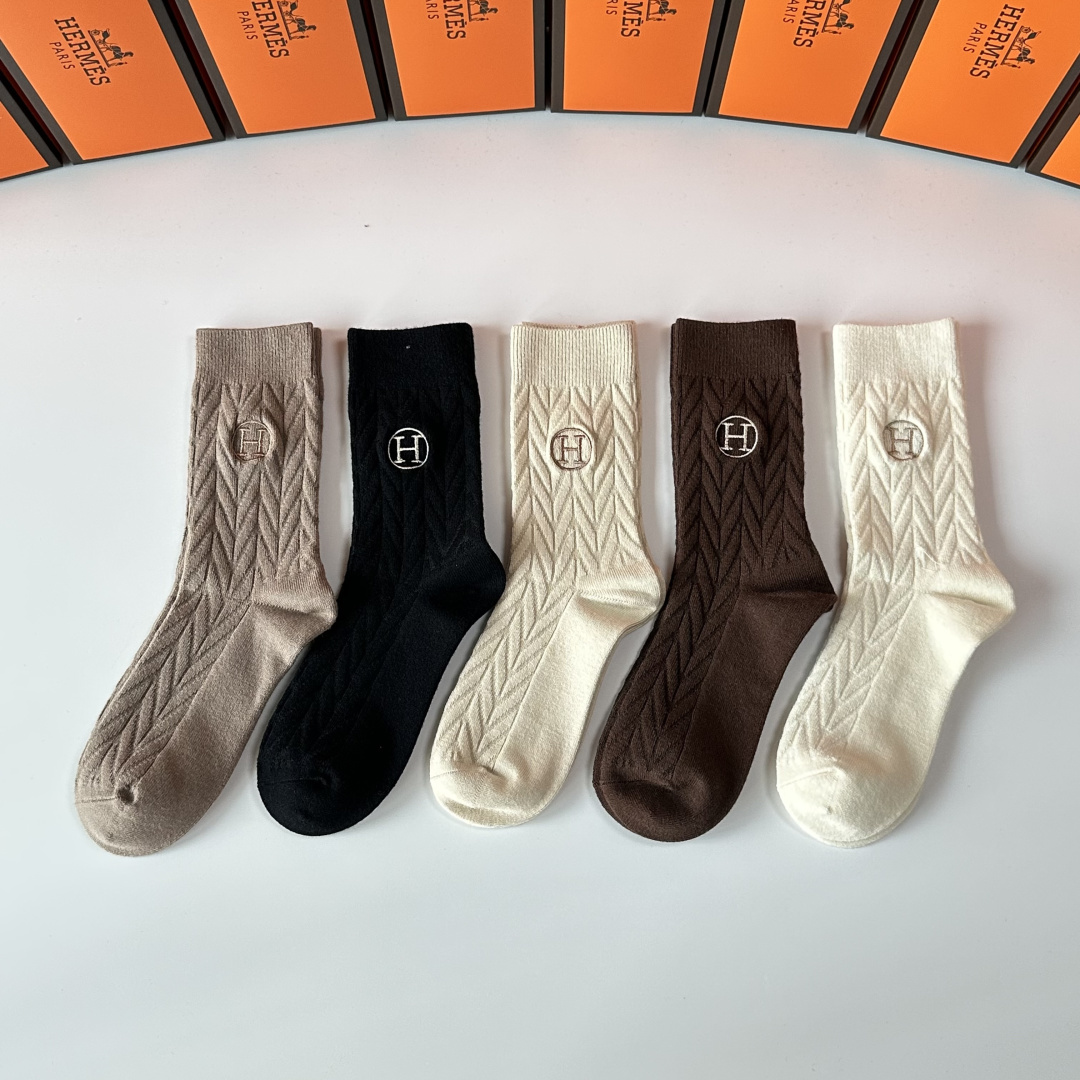 NO:920495,Specially equipped with counter packaging Hermes' new cashmere embroidered mid-length socks!  Five pairs in a box, synchronized tube socks at the counter, big brands going out on the street, must-have socks for fashionistas, stockings, socks, hermes, hermes, socks19860909特 配专柜包装 Hermes（爱马仕）新款羊绒刺绣中长筒袜堆堆袜袜子！一盒五双,专柜同步筒袜袜子,大牌出街,潮人必备超好搭袜子,丝袜,袜子,hermes,hermes,socks,accessory