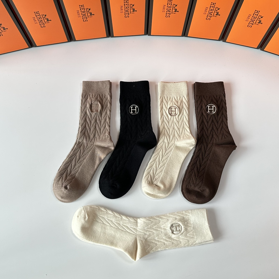 💛配专柜包装 Hermes （爱马仕）新款羊绒刺绣中长筒袜堆堆袜袜子！一盒五双，专柜同步筒袜袜子，💛大牌出街，潮人必备。