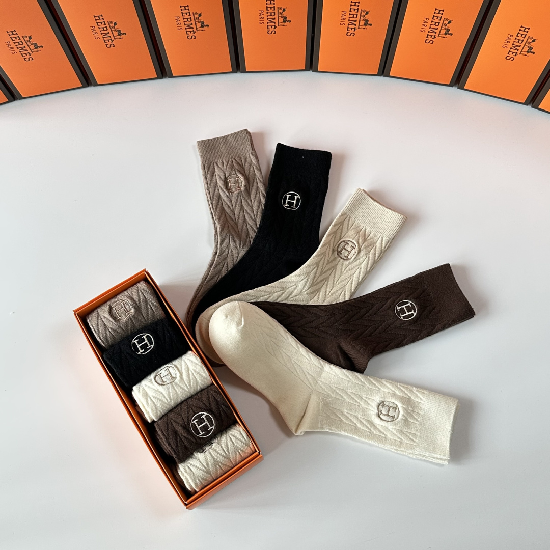 💛配专柜包装 Hermes （爱马仕）新款羊绒刺绣中长筒袜堆堆袜袜子！一盒五双，专柜同步筒袜袜子，💛大牌出街，潮人必备。