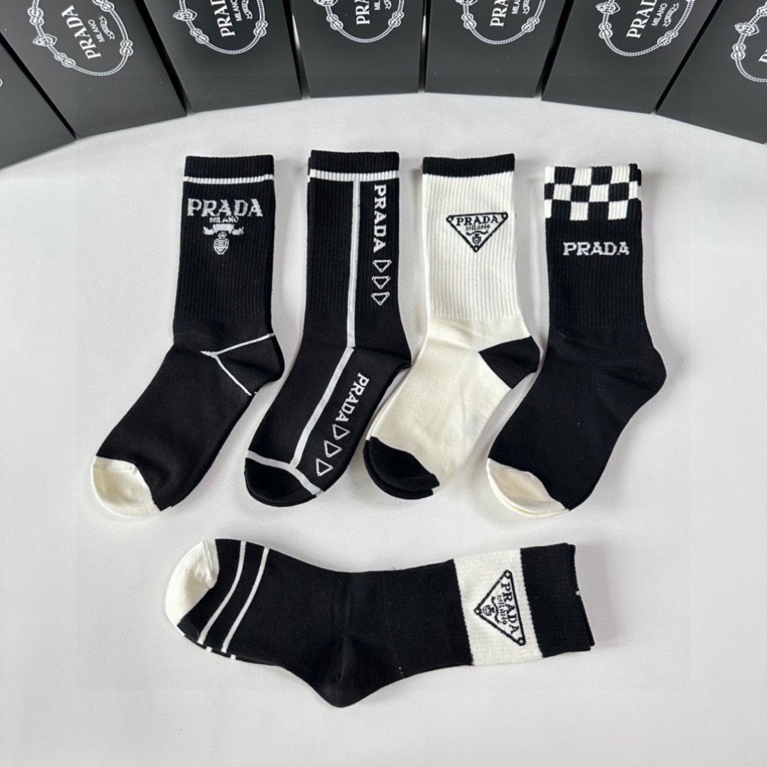 💛配专柜包装 PRADA（普拉达）新款中长款堆堆袜袜子！一盒五双，专柜同步筒袜袜子，💛大牌出街，潮人必备。超好搭