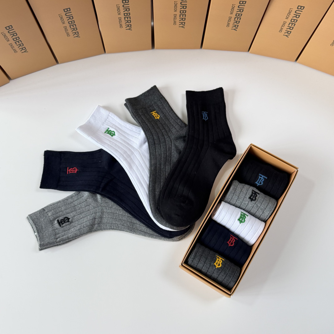💛配包装 Burberry （巴宝莉）新款经典刺绣中长筒堆堆袜袜子！一盒五双， 专柜同步筒袜袜子，💛大牌出街，潮人必备。
