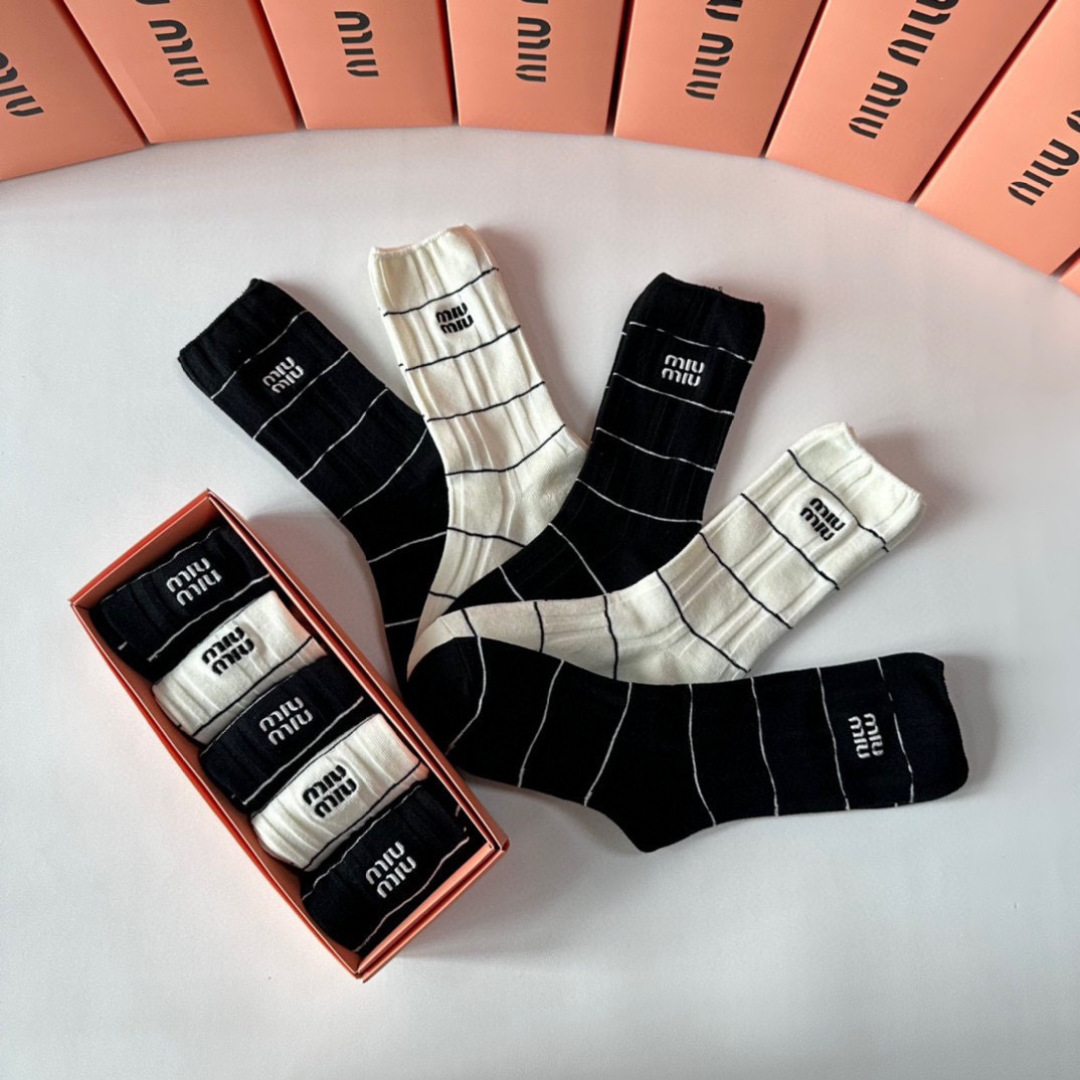 💛配专柜包装 MiuMiu（缪缪）新款刺绣中长款堆堆袜袜子！一盒五双，专柜同步筒袜袜子，大牌出街，潮人必备。超好搭