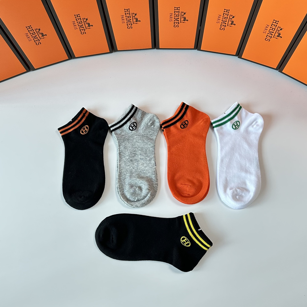 💛配专柜包装 Hermes （爱马仕）新款中短款堆堆袜袜子！一盒五双，专柜同步筒袜袜子，💛大牌出街，潮人必备。超好搭。