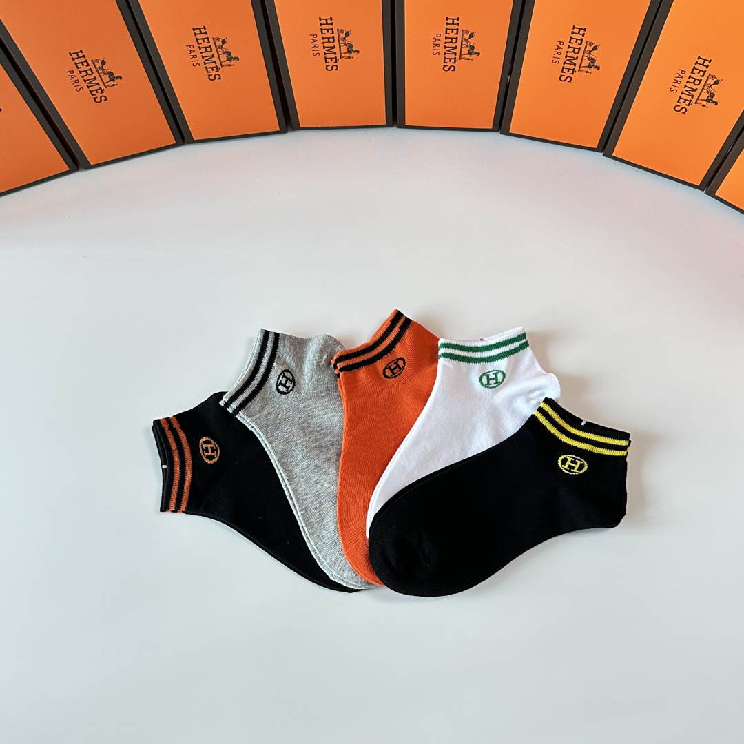 💛配专柜包装 Hermes （爱马仕）新款中短款堆堆袜袜子！一盒五双，专柜同步筒袜袜子，💛大牌出街，潮人必备。超好搭。