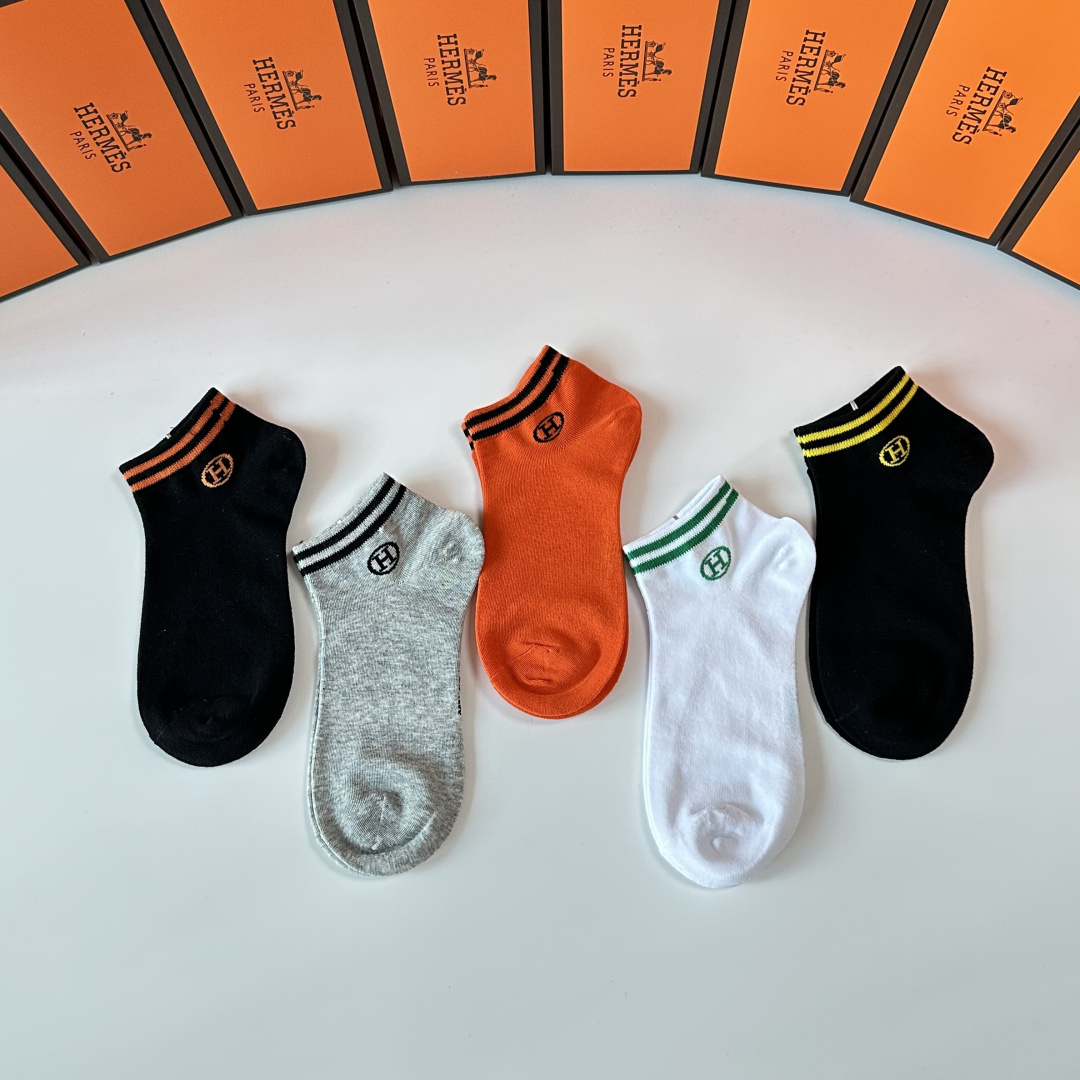 💛配专柜包装 Hermes （爱马仕）新款中短款堆堆袜袜子！一盒五双，专柜同步筒袜袜子，💛大牌出街，潮人必备。超好搭。