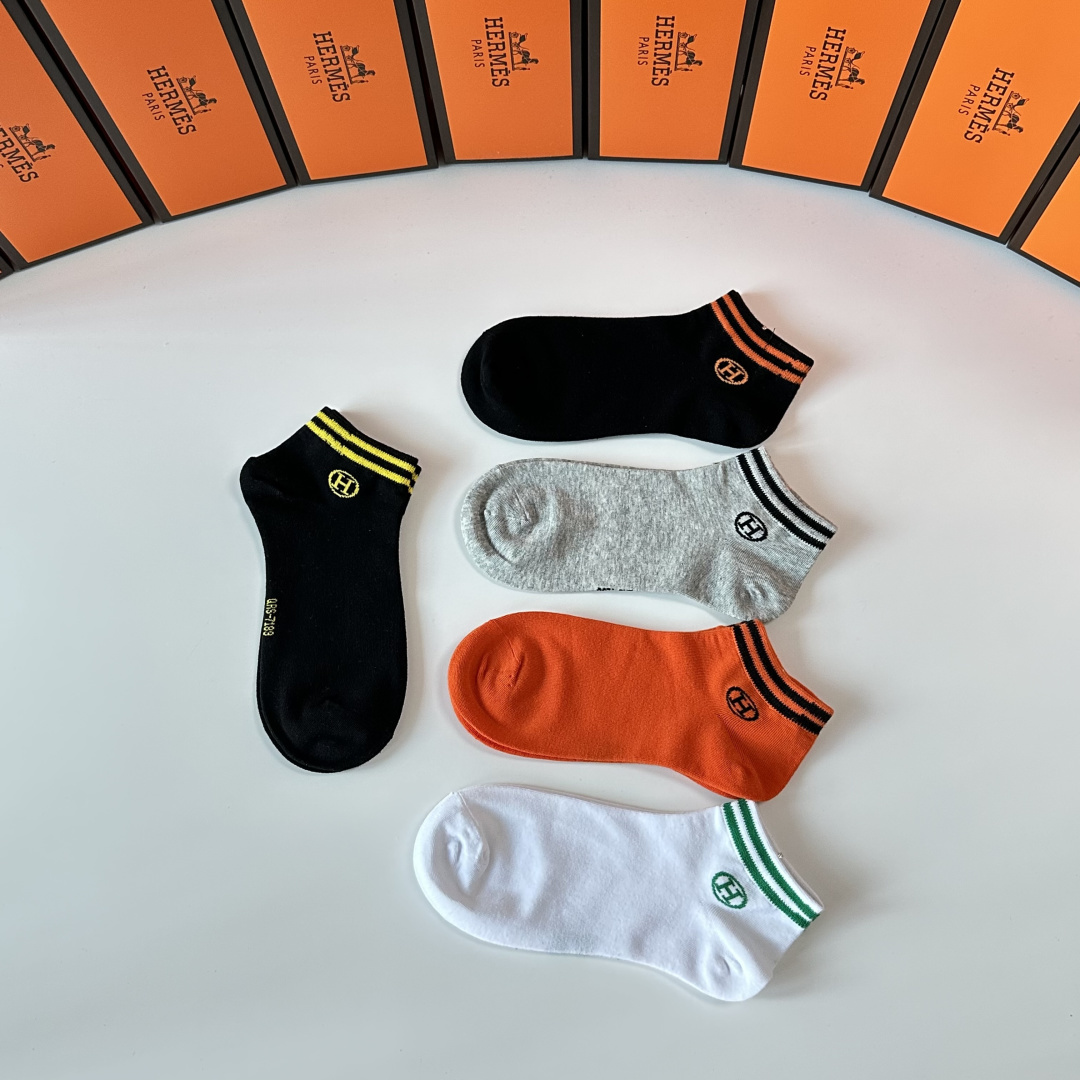💛配专柜包装 Hermes （爱马仕）新款中短款堆堆袜袜子！一盒五双，专柜同步筒袜袜子，💛大牌出街，潮人必备。超好搭。