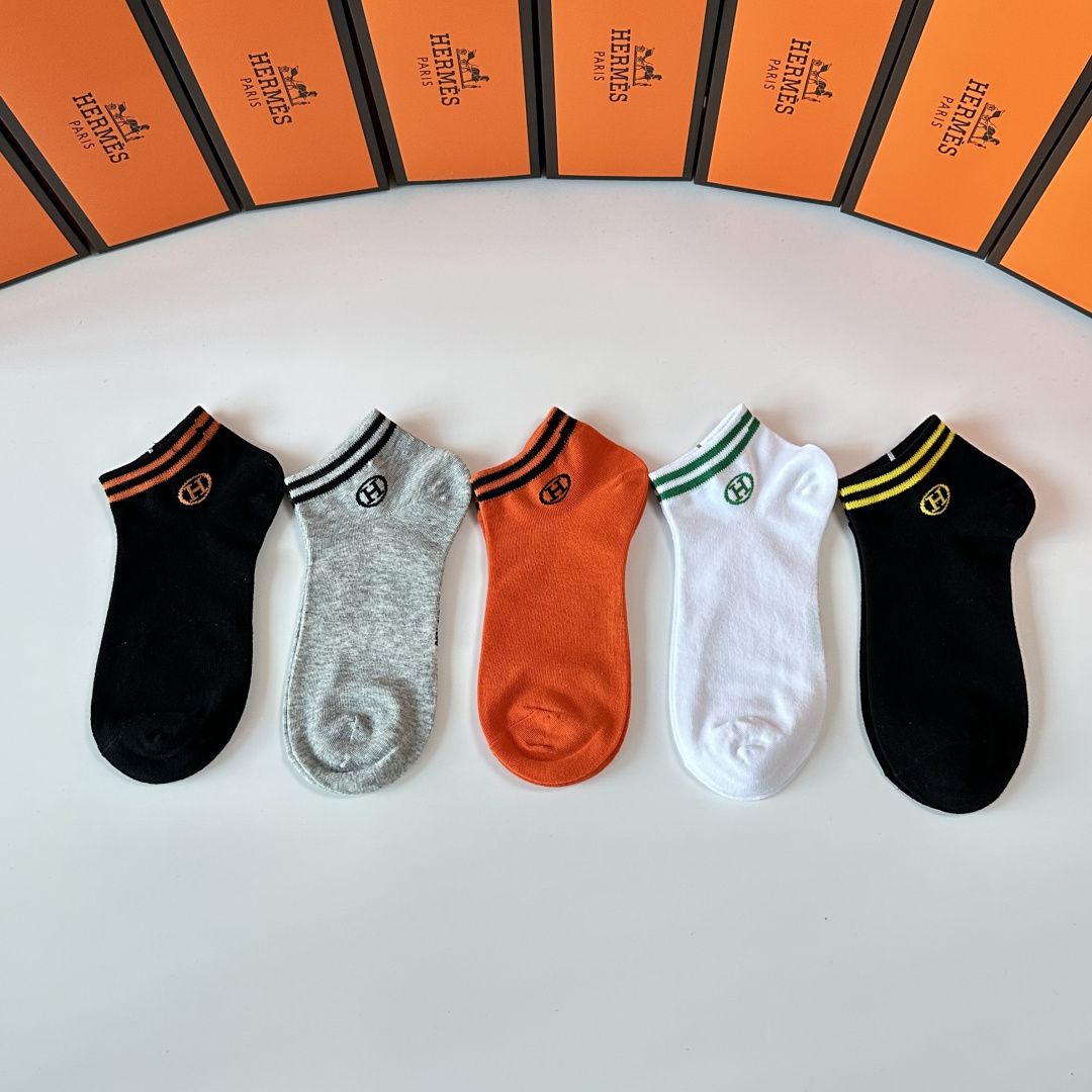 💛配专柜包装 Hermes （爱马仕）新款中短款堆堆袜袜子！一盒五双，专柜同步筒袜袜子，💛大牌出街，潮人必备。超好搭。