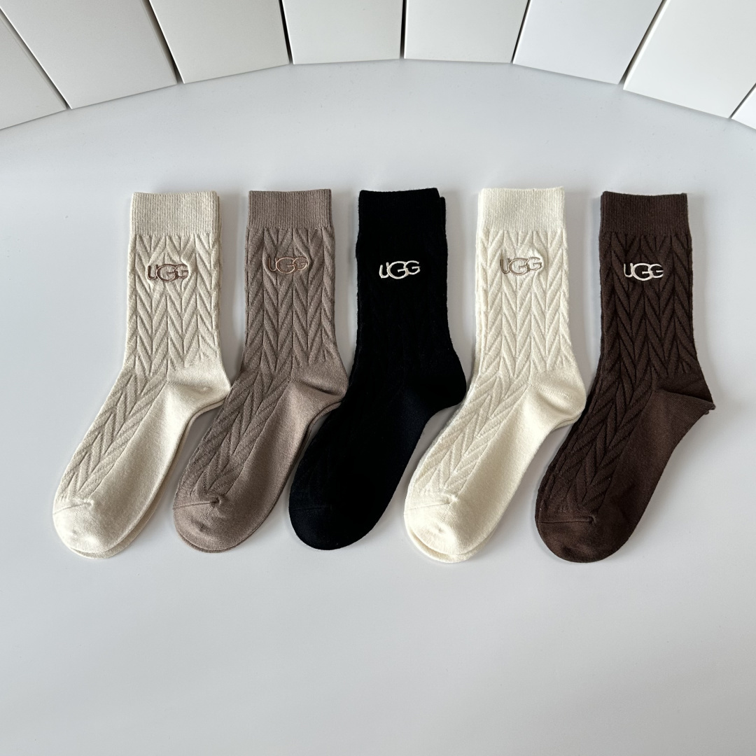 💛配包装 UGG 新款羊绒中长款堆堆袜袜子！一盒五双， 专柜同步筒款袜子，💛大牌出街，潮人必备。超好搭