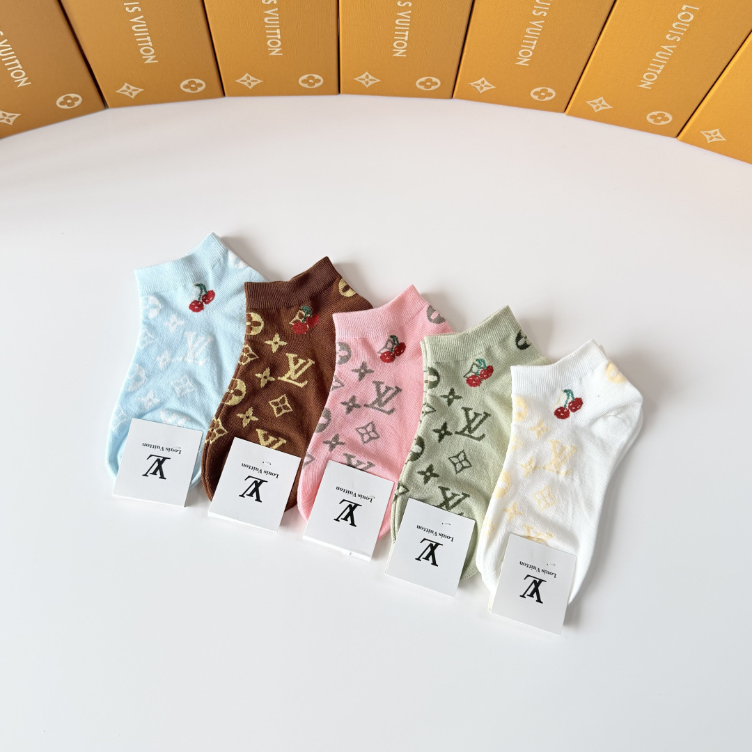 💛配包装 LV（路易威登）新款中短款堆堆袜袜子！一盒五双， 专柜同步筒款袜子，💛大牌出街，潮人必备。超好搭