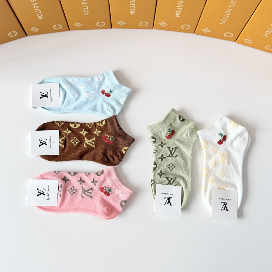 💛配包装 LV（路易威登）新款中短款堆堆袜袜子！一盒五双， 专柜同步筒款袜子，💛大牌出街，潮人必备。超好搭