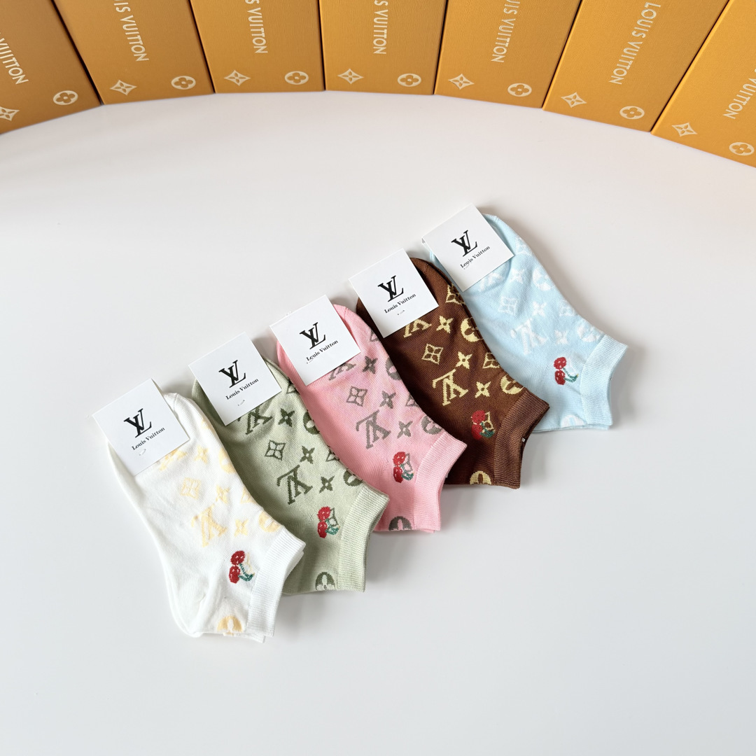 💛配包装 LV（路易威登）新款中短款堆堆袜袜子！一盒五双， 专柜同步筒款袜子，💛大牌出街，潮人必备。超好搭