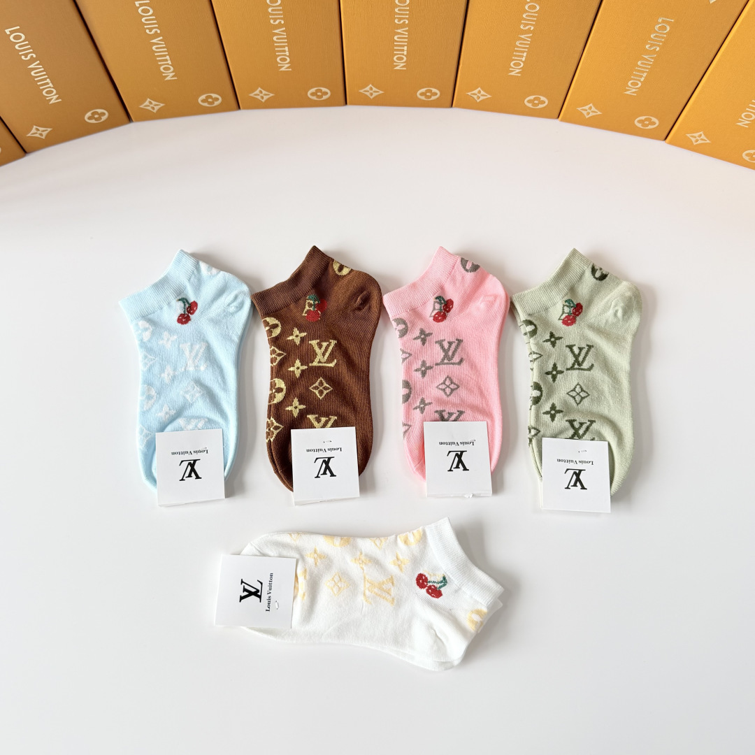 💛配包装 LV（路易威登）新款中短款堆堆袜袜子！一盒五双， 专柜同步筒款袜子，💛大牌出街，潮人必备。超好搭