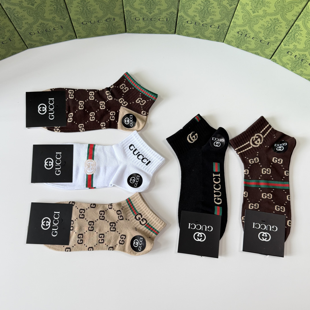 💛配专柜包装 Gucci（古驰）新款中短款堆堆袜袜子！一盒五双，专柜同步筒袜袜子，💛大牌出街，潮人必备。超好搭